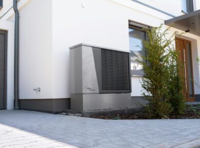 Pompa ciepła przed nowoczesnym domem — przygotowanie instalacji monoblok do zimy